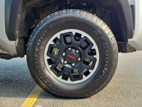 Used 2025 Toyota Tacoma TRD Off-Road AWD/4WD image 5