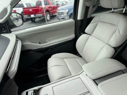 Used 2025 Lincoln Navigator Reserve AWD/4WD image 10