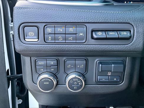 Used 2024 GMC Yukon XL Denali w/ Advanced Technology Package AWD/4WD image 28