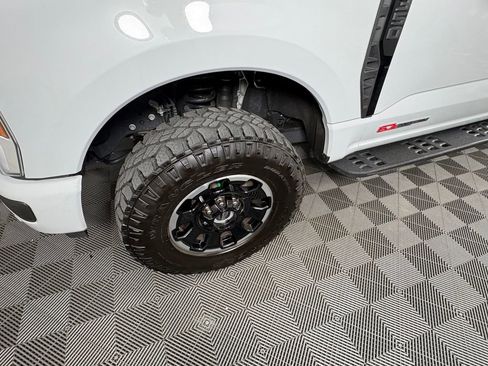 Certified 2025 Ford F350 Platinum w/ Tremor Off-Road Package AWD/4WD image 9