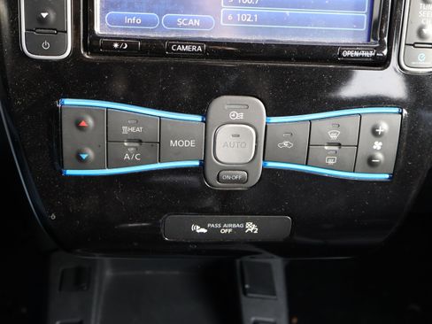 Used 2015 Nissan Leaf SL w/ Premium Package image 27
