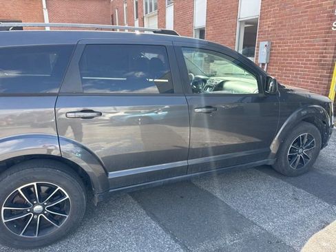 Used 2017 Dodge Journey SE w/ Flexible Seating Group image 1