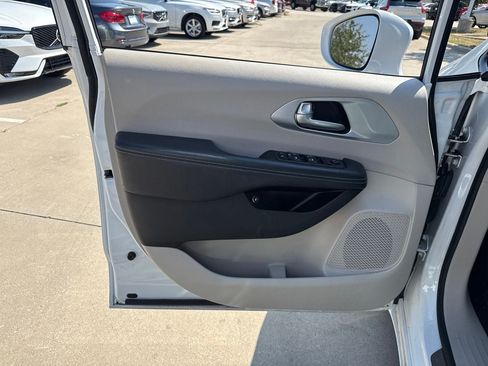 Used 2018 Chrysler Pacifica Touring-L FWD image 16