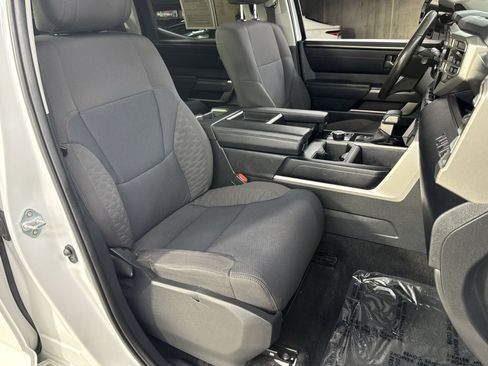 Used 2022 Toyota Tundra SR5 w/ SR5 Convenience Package AWD/4WD image 31