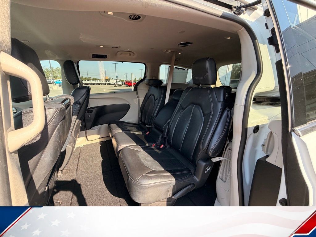 Used 2022 Chrysler Pacifica Touring-L w/ Uconnect Theater Family Group FWD image 8