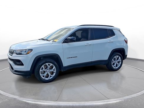 Used 2024 Jeep Compass Latitude AWD/4WD image 4