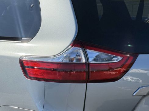 Used 2017 Toyota Sienna image 32