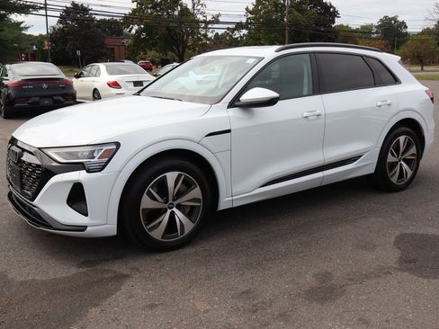 Used 2024 Audi Q8 e-tron Premium image 2