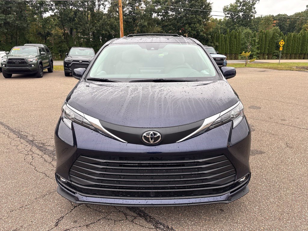 Used 2026 Toyota Sienna XLE AWD/4WD image 9