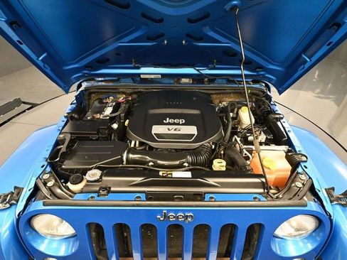 Used 2014 Jeep Wrangler Unlimited Sahara w/ Katzin Premium Leather Group image 38