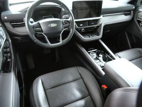 Certified 2025 Ford Explorer Platinum AWD/4WD image 4