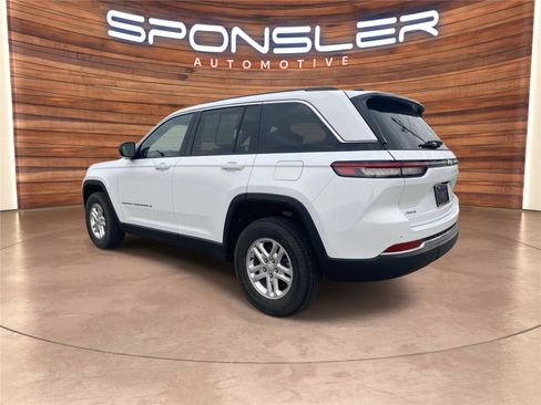 Used 2022 Jeep Grand Cherokee Laredo w/ Luxury Tech Group I AWD/4WD image 3