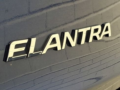 Used 2017 Hyundai Elantra SE image 31