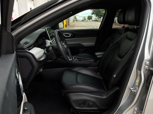 Used 2025 Jeep Compass Limited AWD/4WD image 9