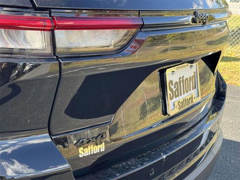 New 2025 Jeep Grand Cherokee Altitude image 10