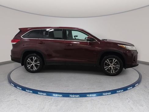Used 2019 Toyota Highlander LE AWD/4WD image 5