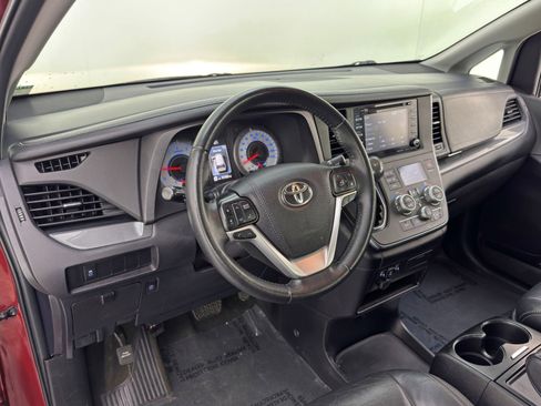 Used 2019 Toyota Sienna SE w/ Carpet Mat Package image 12