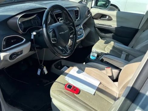 Used 2019 Chrysler Pacifica Touring-L FWD image 2