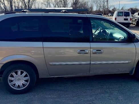 Used 2006 Chrysler Town & Country Touring image 3