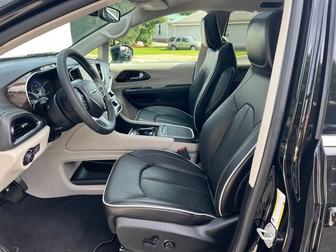Used 2024 Chrysler Pacifica Limited FWD image 4