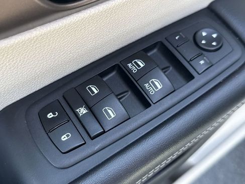 Used 2023 Chrysler Voyager LX image 14