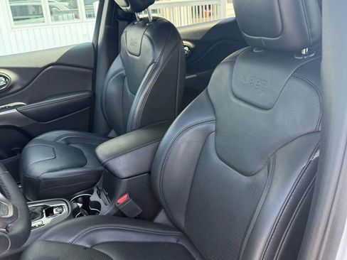 Used 2019 Jeep Cherokee Limited image 16