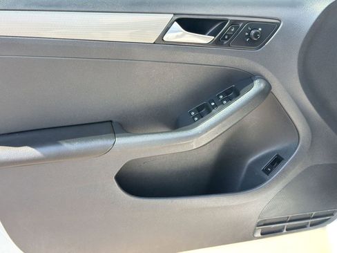 Used 2017 Volkswagen Jetta SE FWD image 12