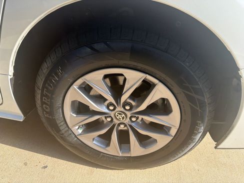 Used 2024 Toyota Sienna XLE w/ XLE Plus Package FWD image 11