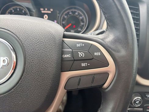 Used 2015 Jeep Cherokee Latitude w/ Comfort/Convenience Group FWD image 16
