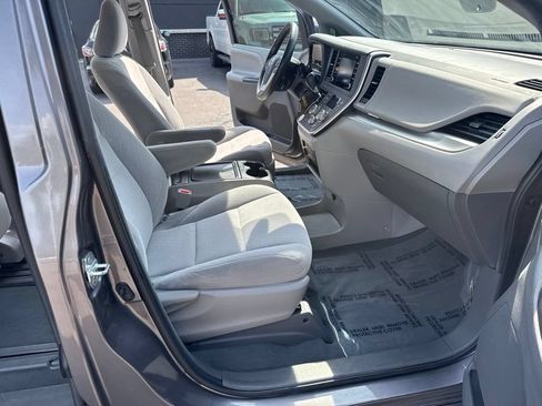 Used 2020 Toyota Sienna LE FWD image 68