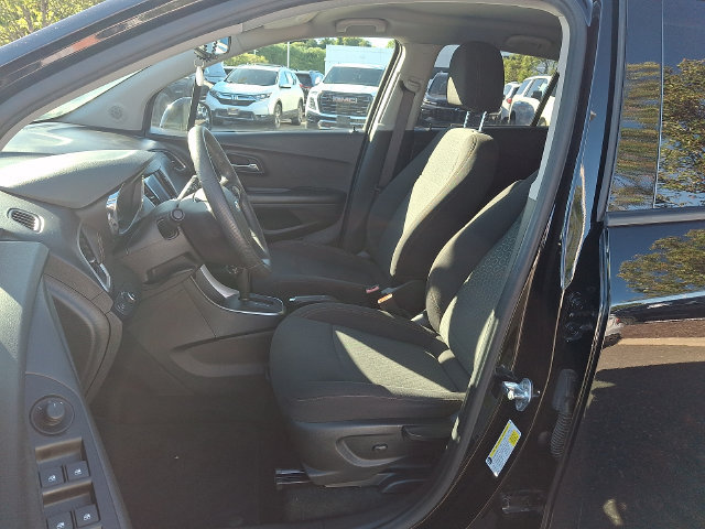 Used 2022 Chevrolet Trax LS w/ Tint and Cruise Package AWD/4WD image 2