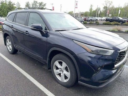 Used 2023 Toyota Highlander LE FWD image 1