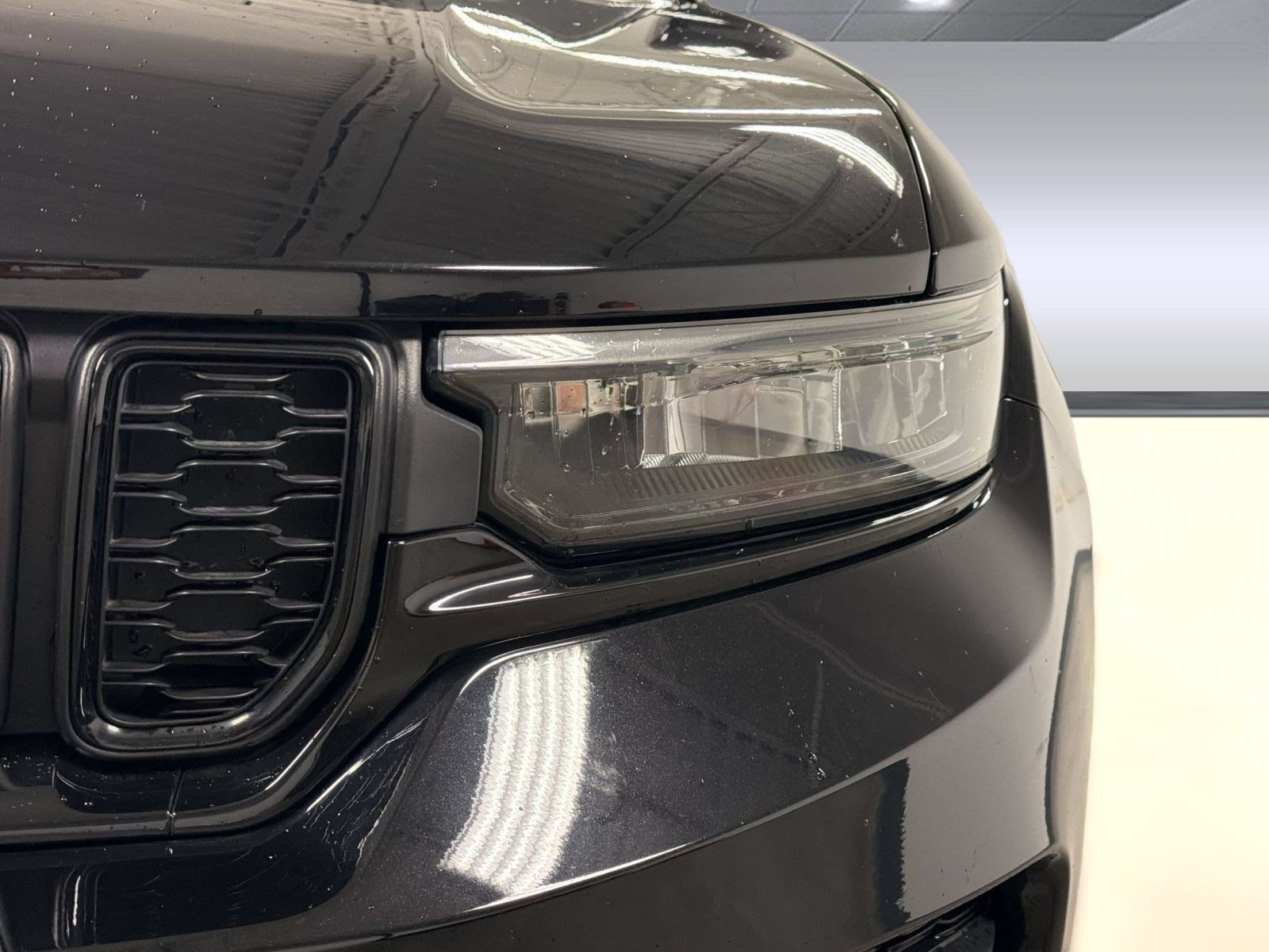 Used 2023 Jeep Grand Cherokee Altitude AWD/4WD image 11