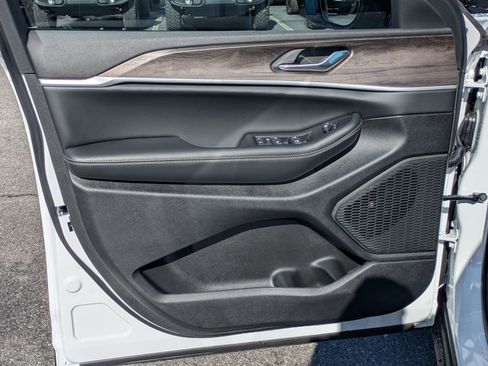 New 2026 Jeep Grand Cherokee Altitude AWD/4WD image 19