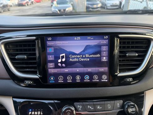 Used 2018 Chrysler Pacifica Touring-L w/ Advanced Safetytec Group FWD image 18