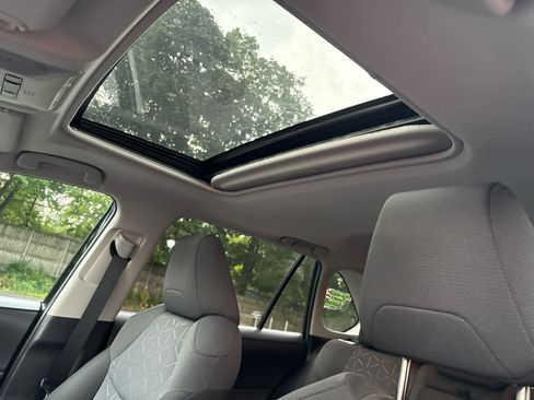 Used 2020 Toyota RAV4 XLE w/ Convenience Package FWD image 9