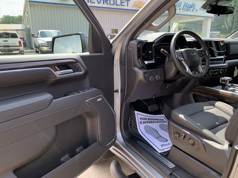 Used 2026 Chevrolet Silverado 1500 LT Trail Boss w/ LT Trail Boss Premium Package AWD/4WD image 6