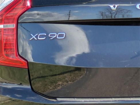 Used 2016 Volvo XC90 T8 Momentum w/ Vision Package image 9