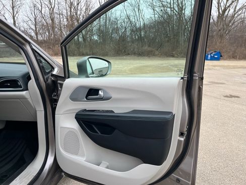 Used 2018 Chrysler Pacifica Touring Plus image 34