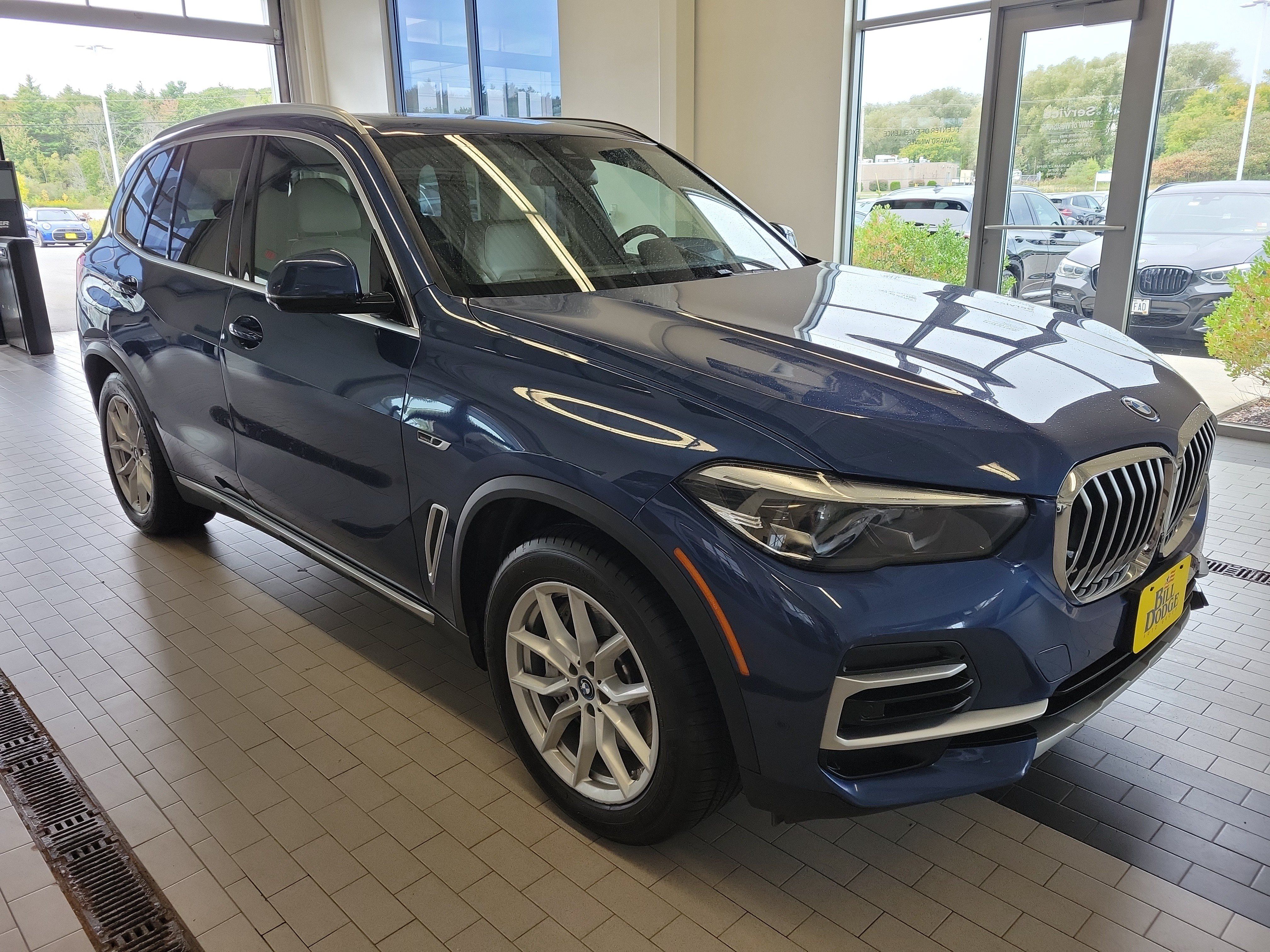 Used 2022 BMW X5 xDrive45e w/ Luxury Seating Package AWD/4WD image 3