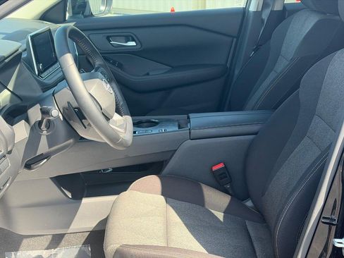 Used 2025 Nissan Rogue SV FWD image 18