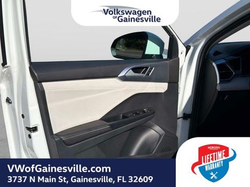 Used 2025 Volkswagen Taos SE FWD image 16