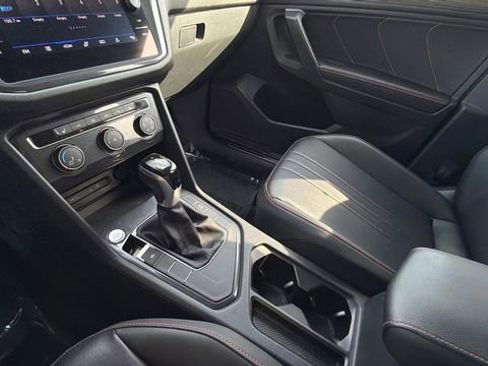 Used 2024 Volkswagen Tiguan SE image 15