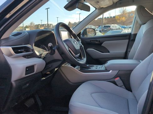 Used 2022 Toyota Highlander L image 10