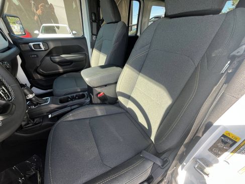 Used 2025 Jeep Wrangler Unlimited Sport AWD/4WD image 36