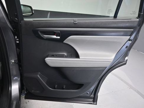 Used 2023 Toyota Highlander XLE FWD image 46