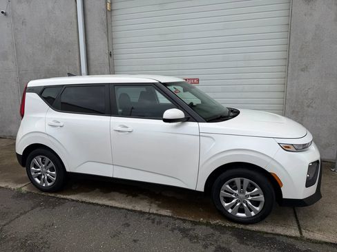 Used 2022 Kia Soul LX image 3