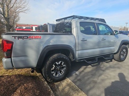 Used 2019 Toyota Tacoma TRD Off-Road image 3