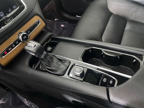 Used 2022 Volvo XC90 T6 Momentum w/ Advanced Package image 20