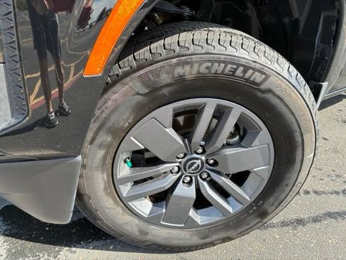 Certified 2025 Nissan Frontier SV AWD/4WD image 9